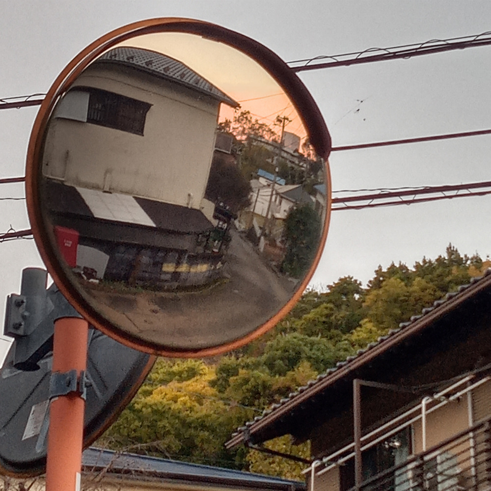 夕暮れ始めた三叉路