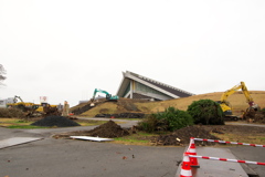 風前の灯火の県立体育館。