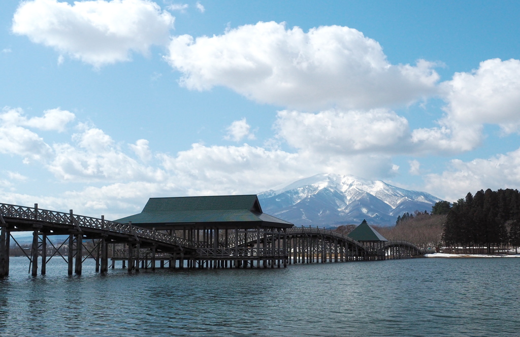 お岩木山と鶴の舞橋