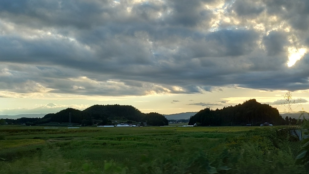 遥か鳥海山を望む夕暮れ