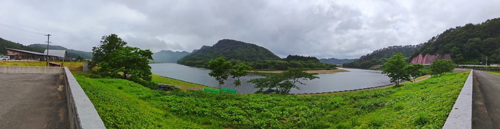 雨の米代川
