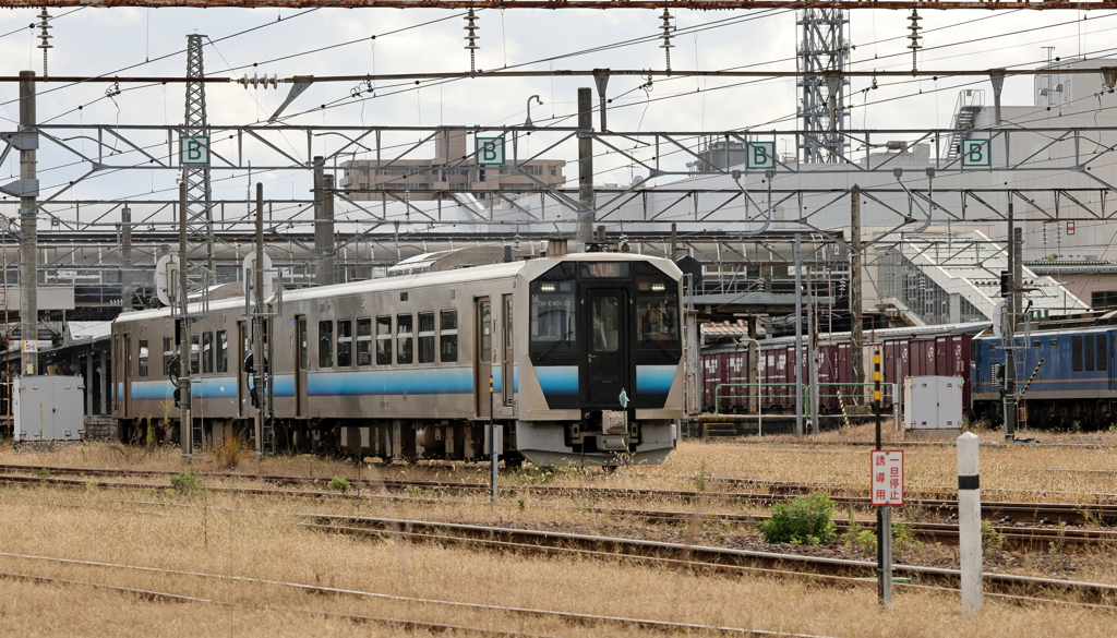 秋田駅を出発する団体列車。