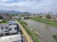 はなび・アム館内より丸子川を眺める