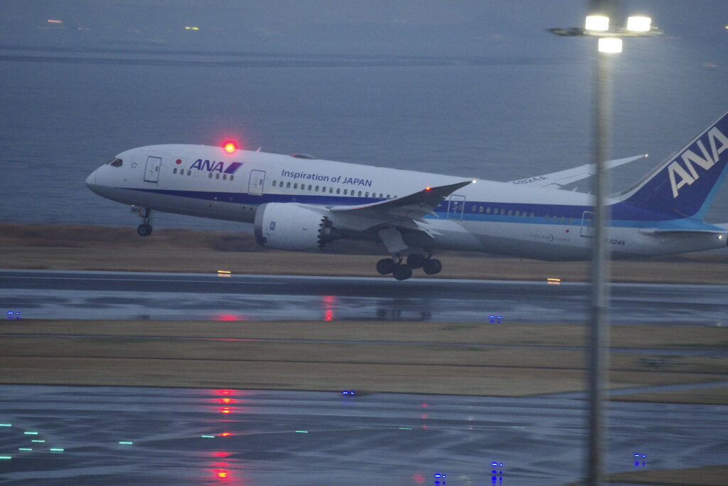 787、雨の離陸