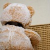 彼が背中を向けているのはなぜ？