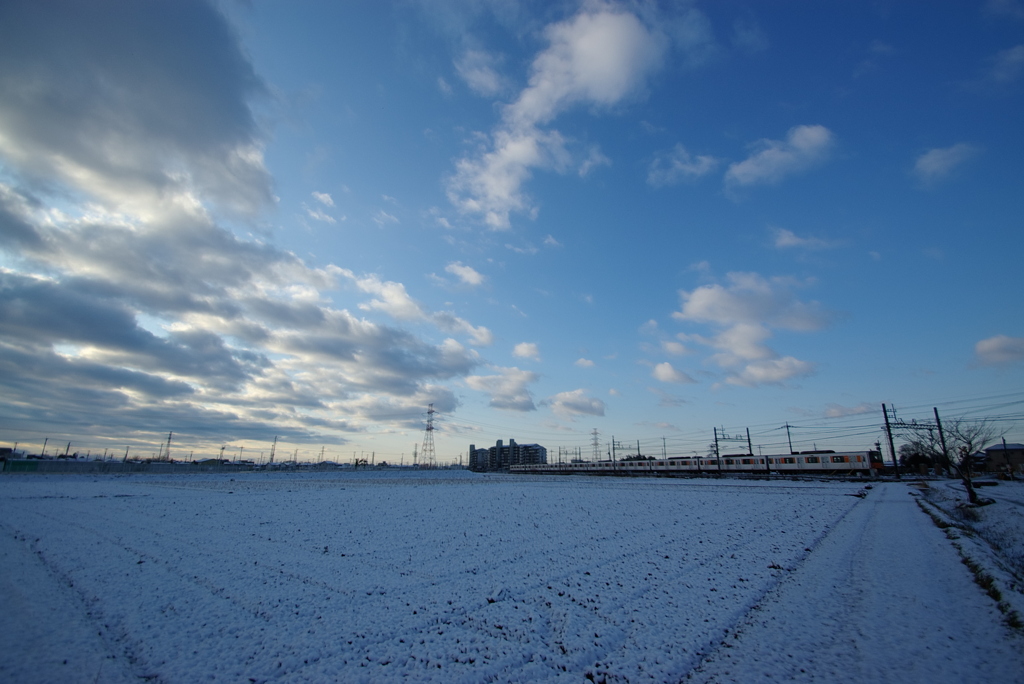 お写ん歩(63)-1（雪×電車×ちょっと青空）