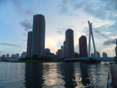 高層マンションと隅田川と中央大橋
