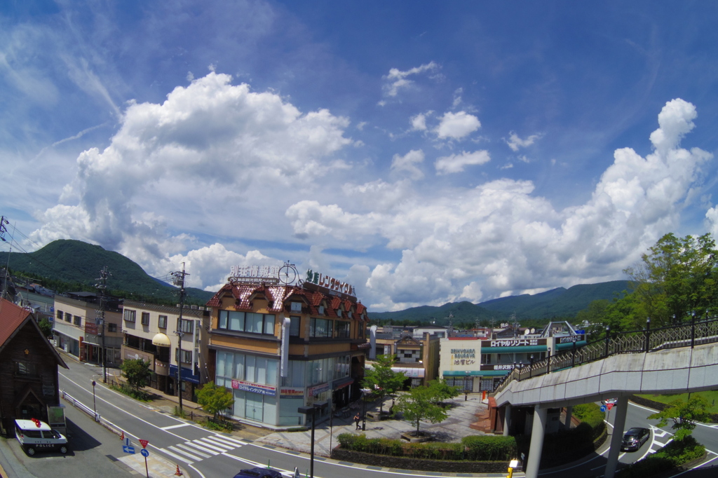 お出かけ(25)-1（青空＠駅前から）