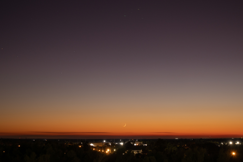 夕まずめと月