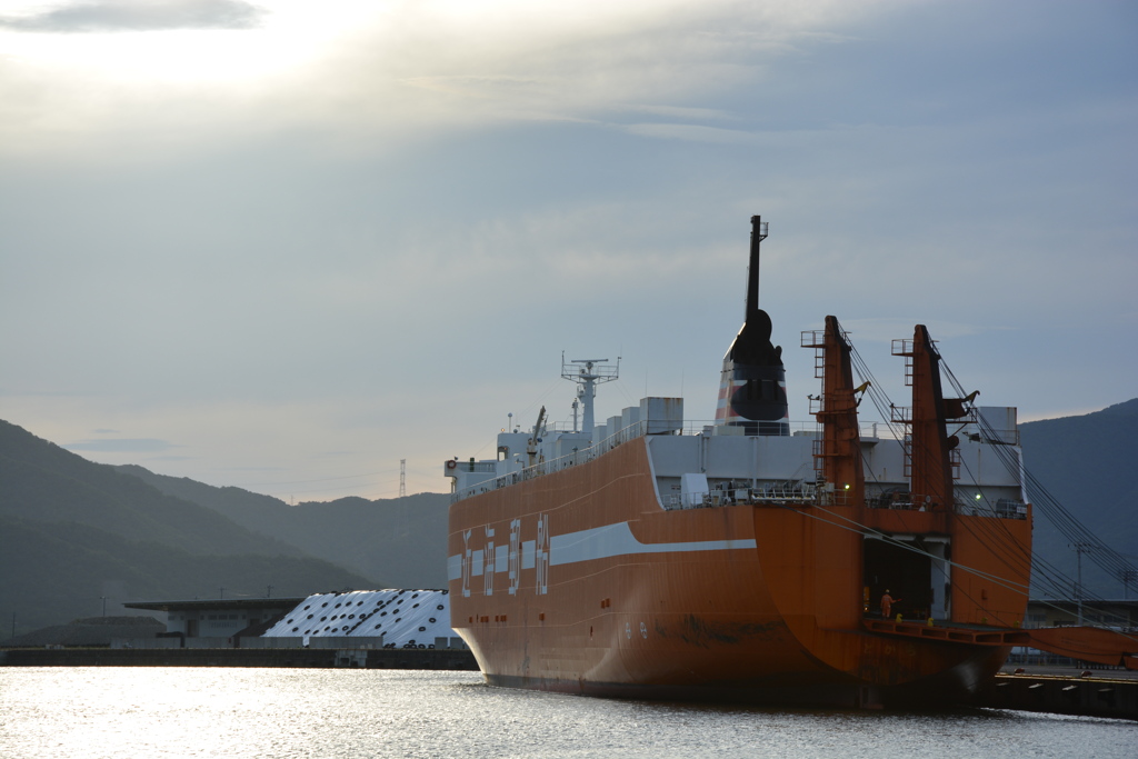 夕日に照らされる船