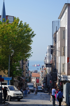 海に続く路地