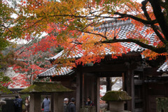 秋の山門