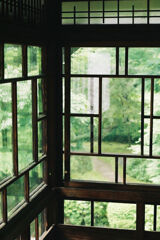 お屋敷のガラス窓