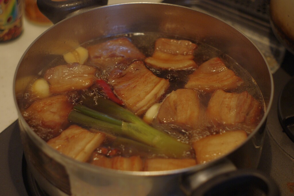 肉を煮ています。リアルタイム
