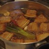 肉を煮ています。リアルタイム