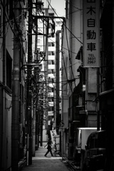 都会の路地にて