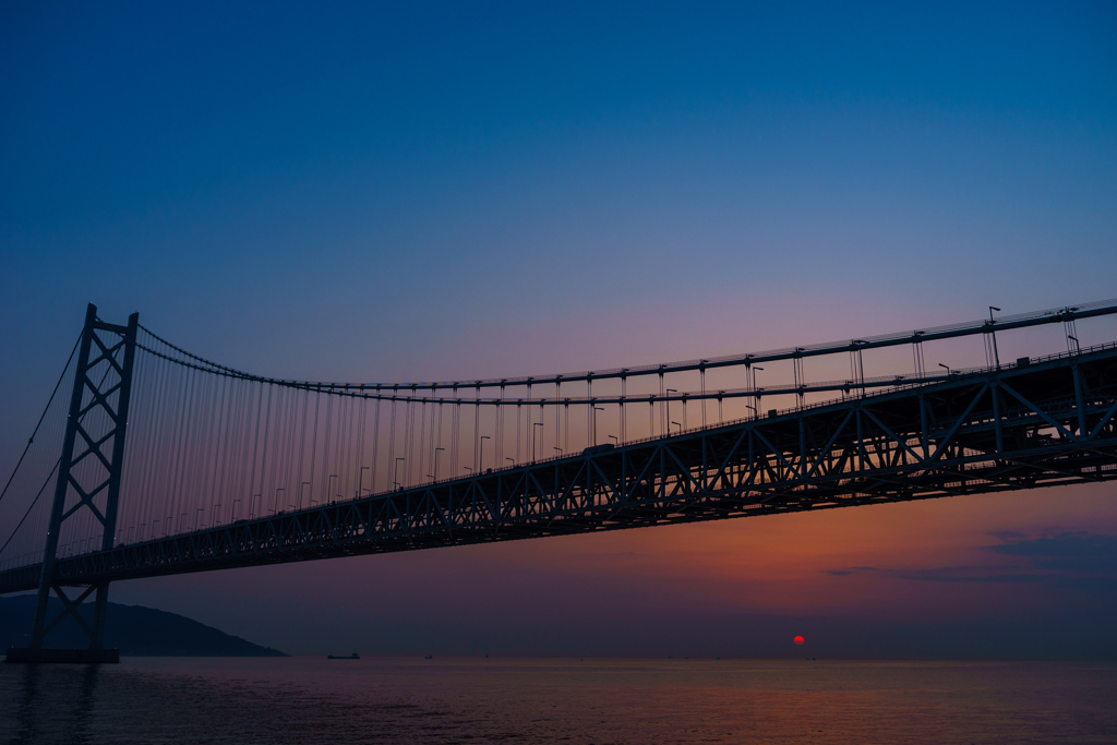 明石海峡大橋と夕陽