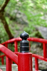 油山寺内にある赤い橋の欄干。  
