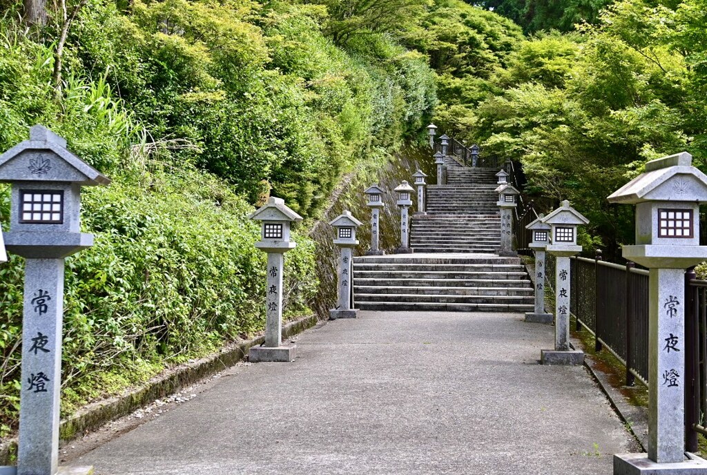 秋葉山を登る。