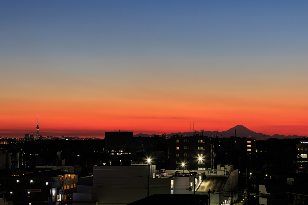 屋上より 富士山とスカイツリー