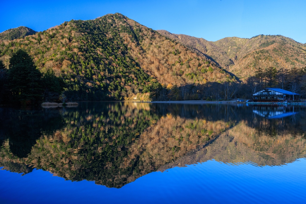湯ノ湖 陽が当たり始める