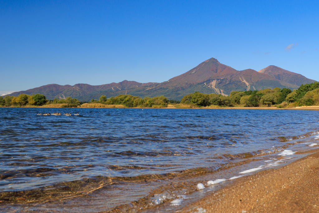 猪苗代湖・志田浜 磐梯山と