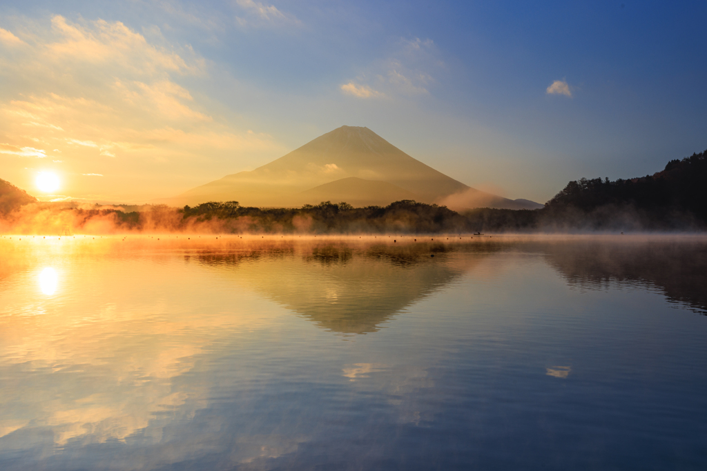 精進湖にて　毛嵐立つ