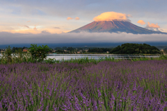 山肌に陽が当たる