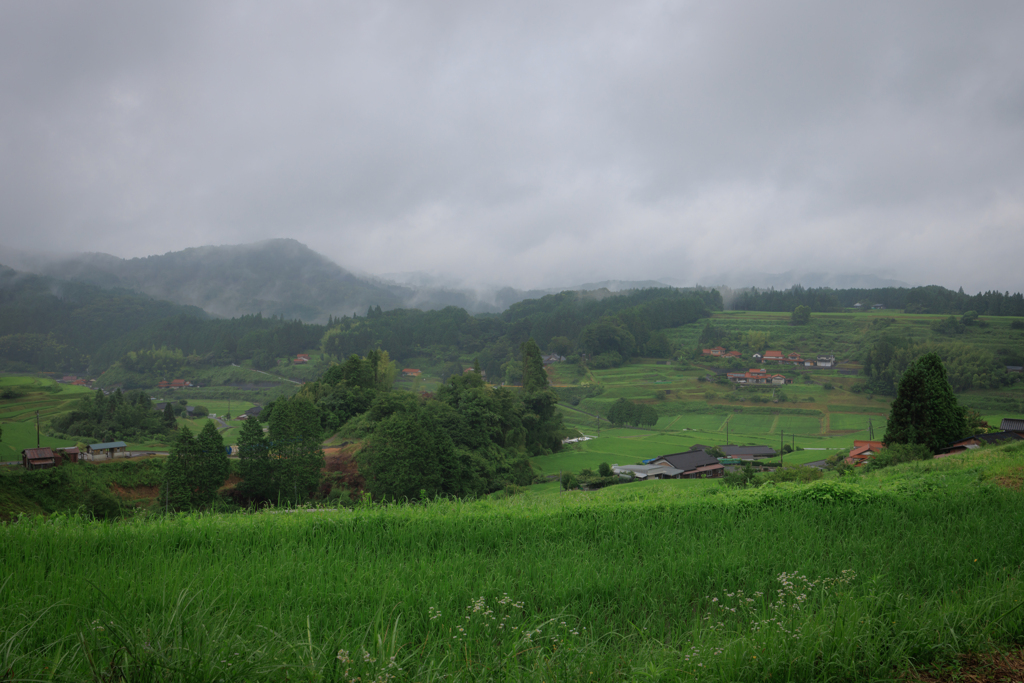 雨模様の棚田集落