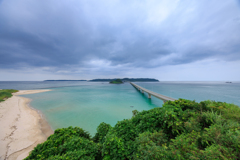 曇天の角島大橋