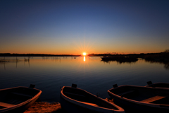 日の出に照らされる