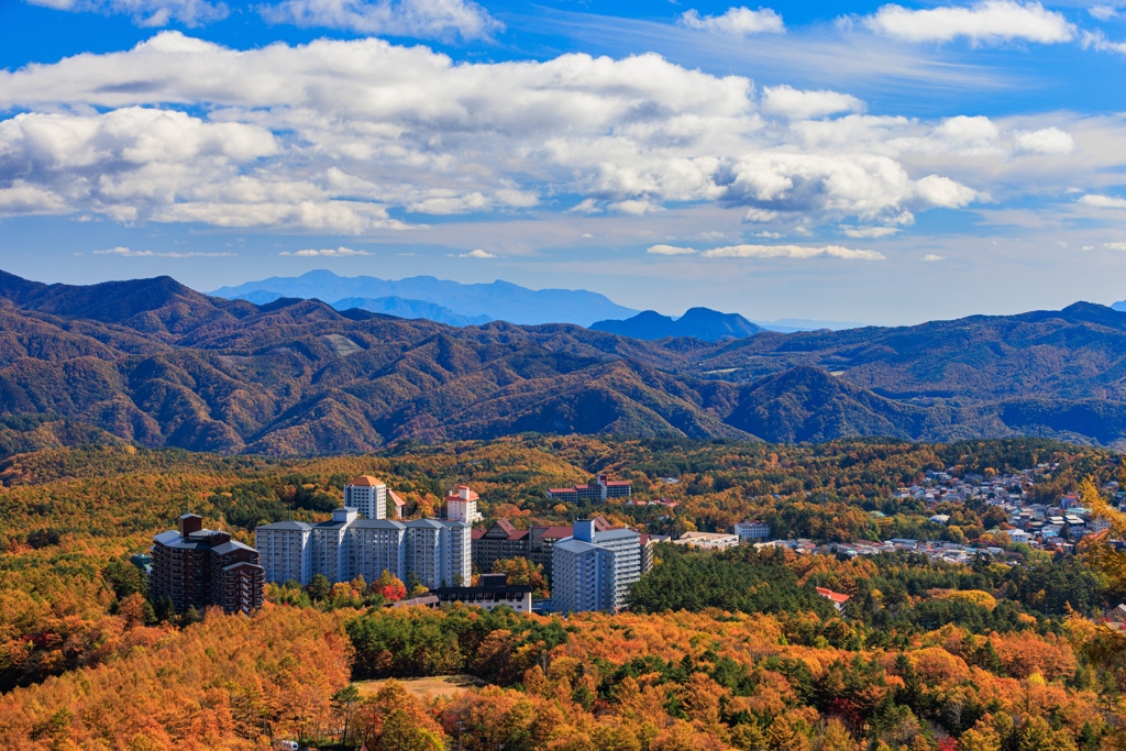 紅葉の山々と草津温泉街