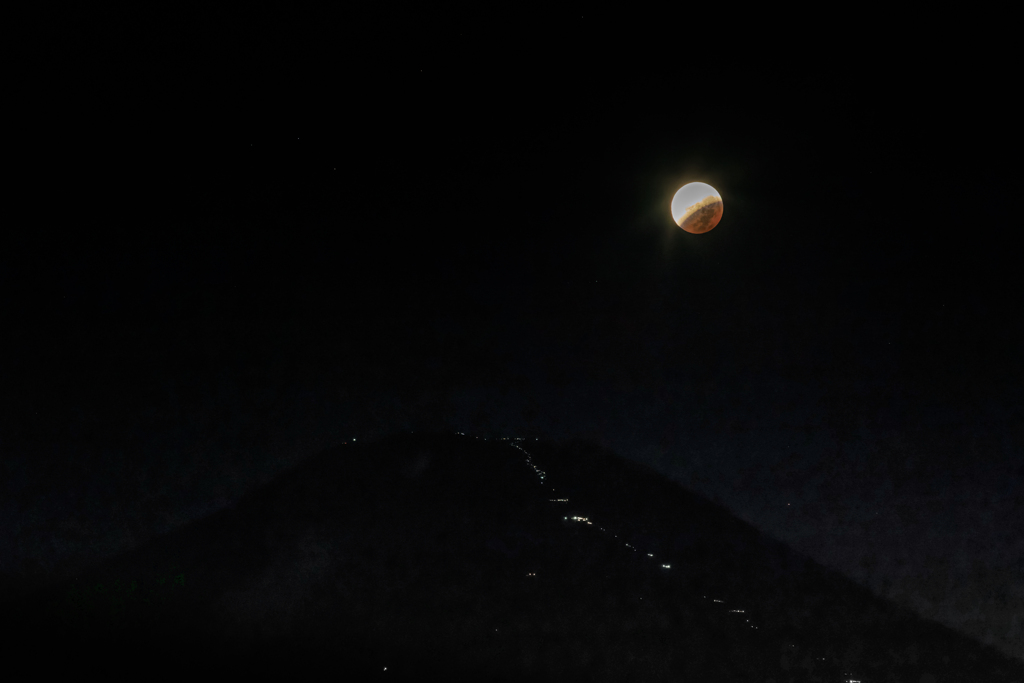 登山者も見上げてる？
