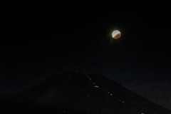 登山者も見上げてる？