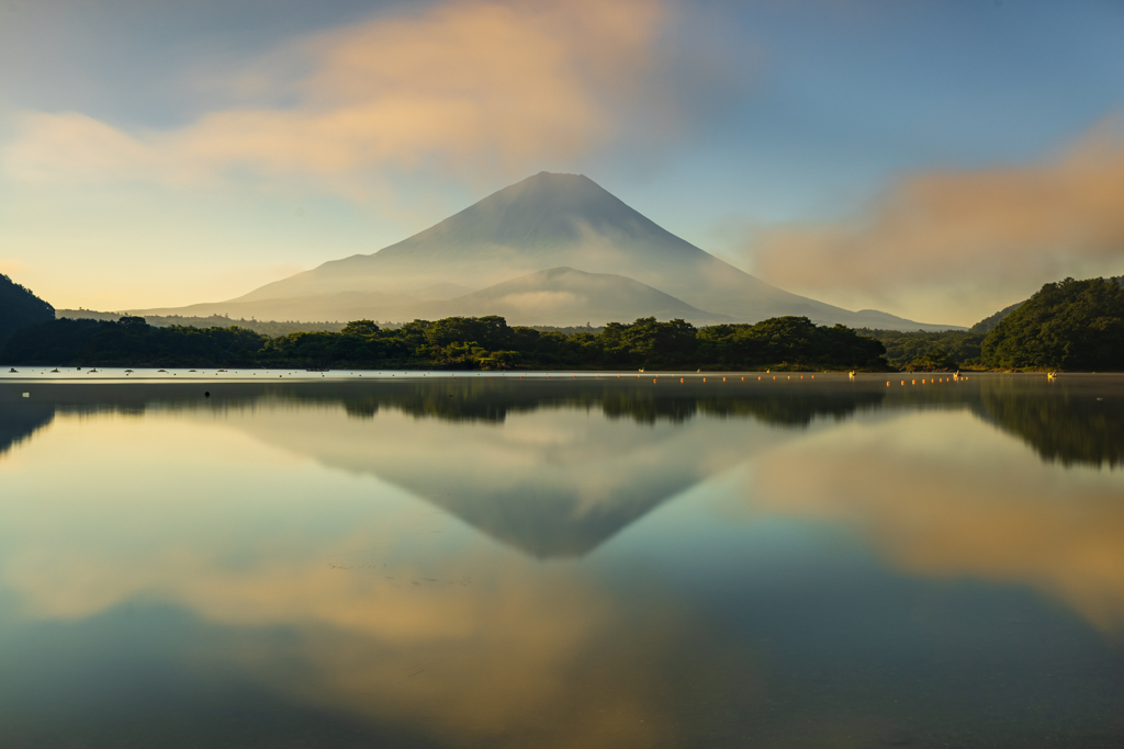 雲流れる逆さ富士