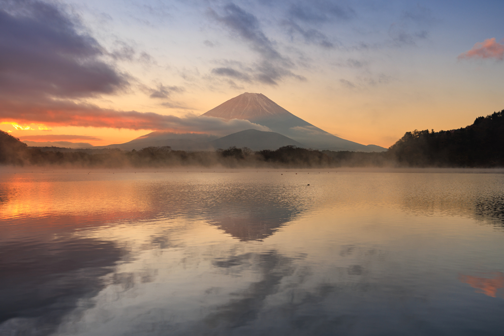 精進湖にて　日の出直前