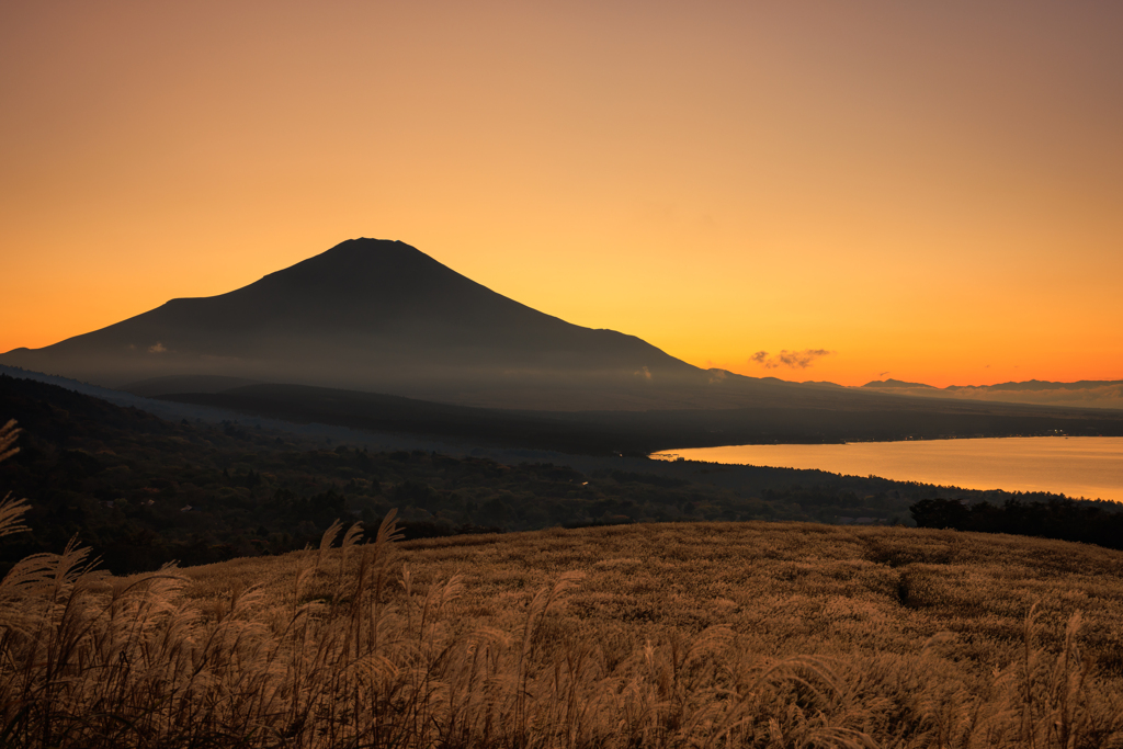 シルエット富士　山中湖の夕焼け