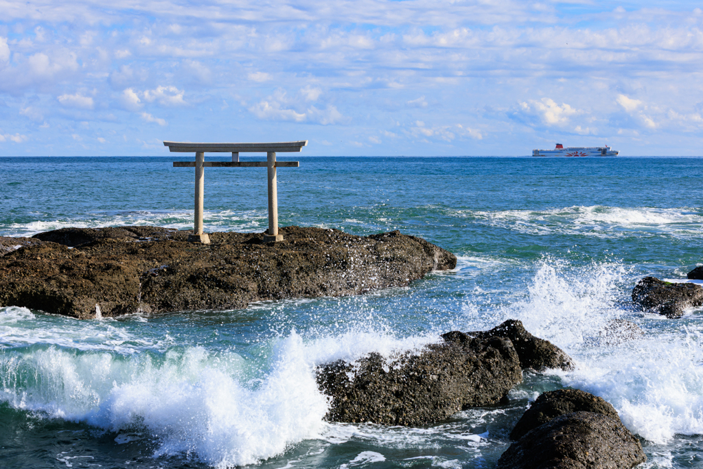 大洗磯前神社 神磯の鳥居とさんふらわあ