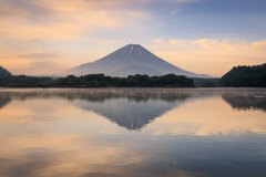 精進湖 朝焼け 寄りで