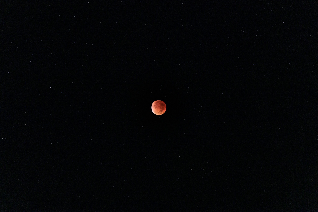 星々の中の赤い月