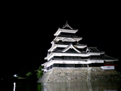 闇夜に浮かぶ松本城