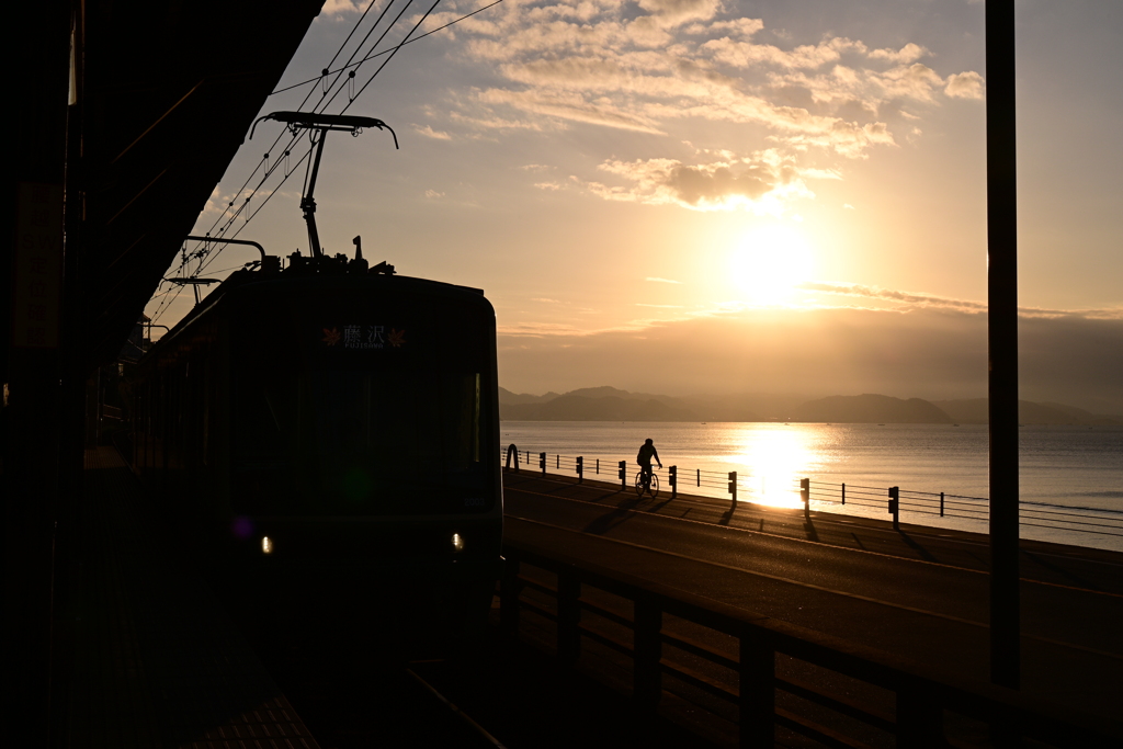 江ノ電と朝日