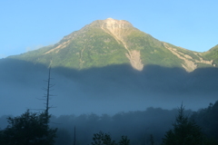 朝靄のかかった焼岳