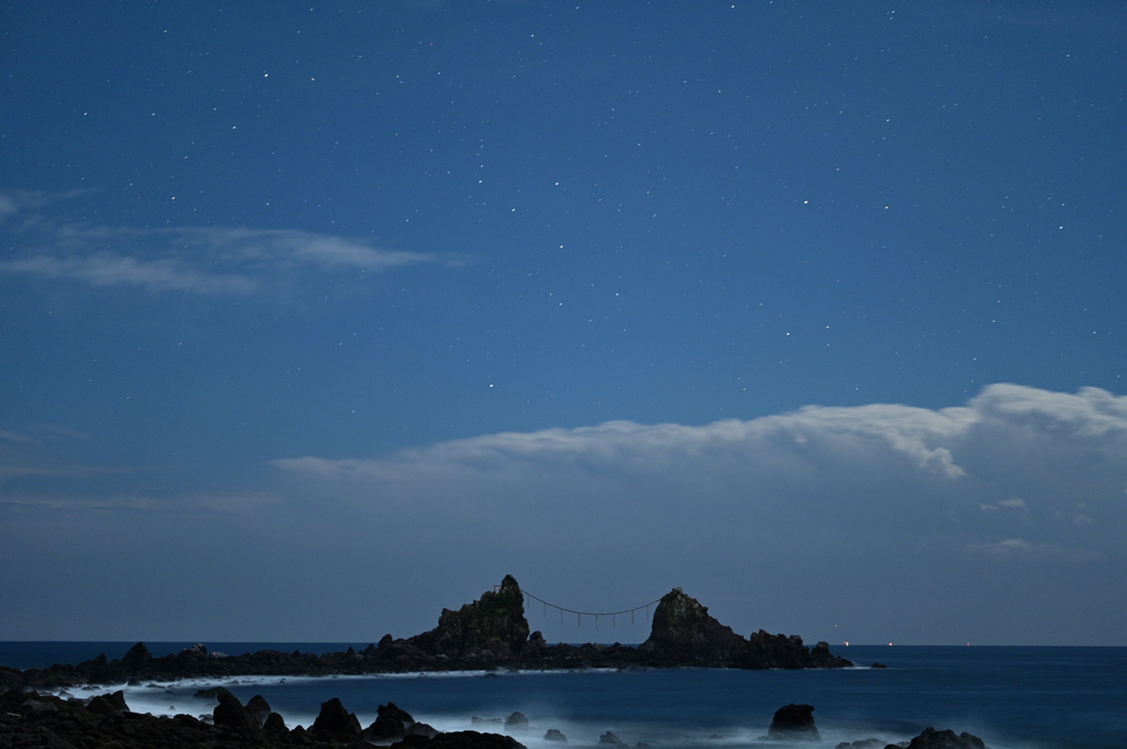 三ツ石と星