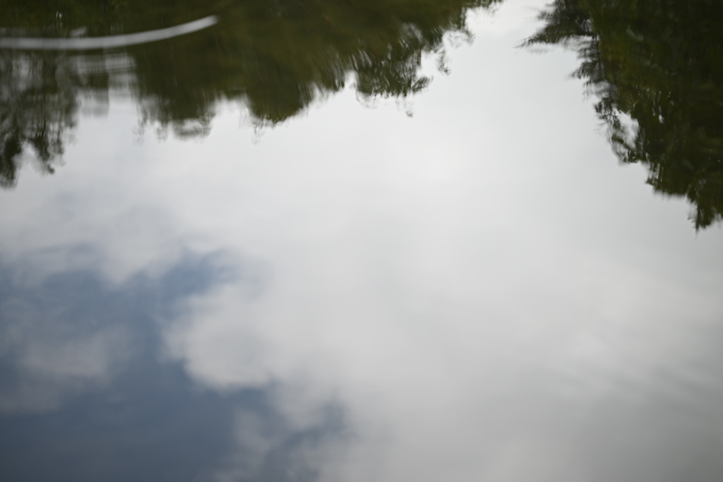 湖面に写る雲