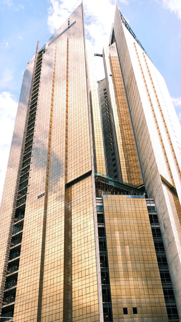 金色の超高層廃墟ビル。