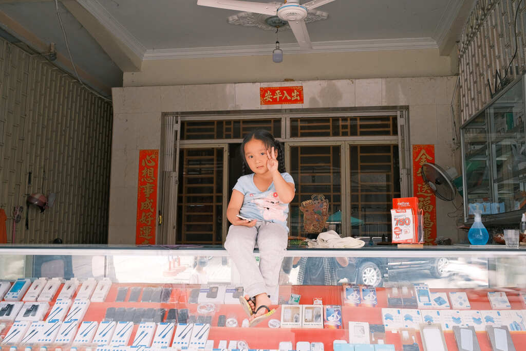 店番するカンボジア少女