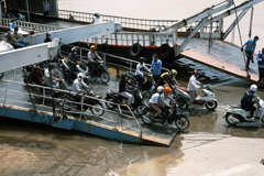 水上交通　プノンペン対岸のソッカーからのフェリー