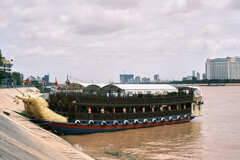 閑古鳥が鳴く、、、泣く遊覧船。