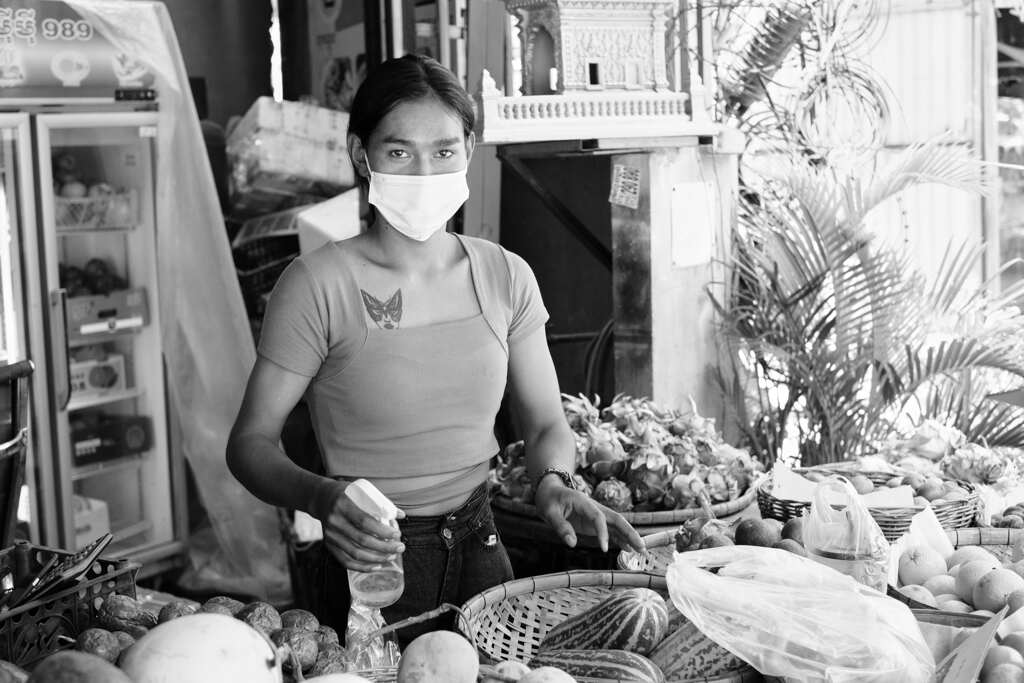 市場の女性達　果物物屋さん